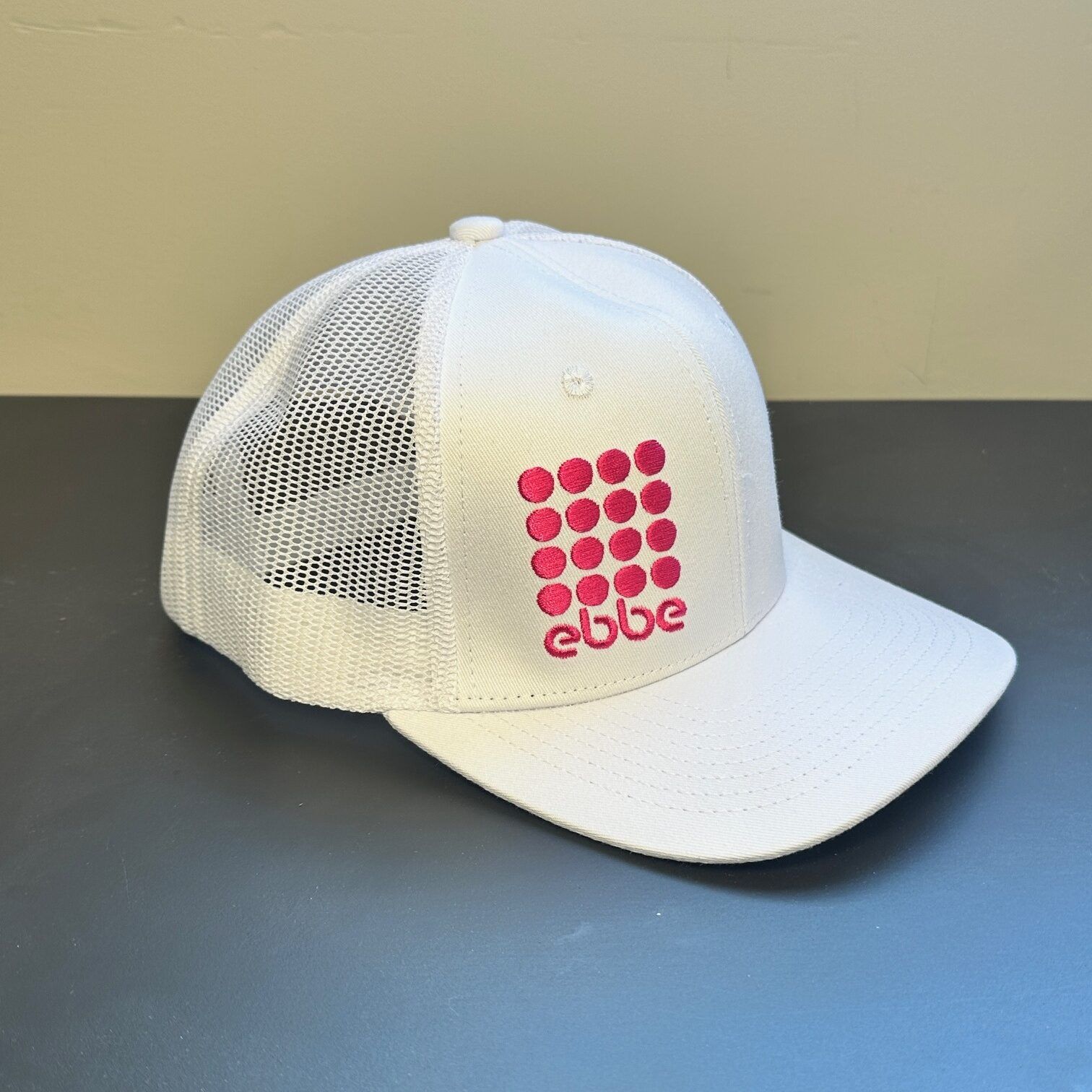 Ebbe Hat - White - Pink Logo